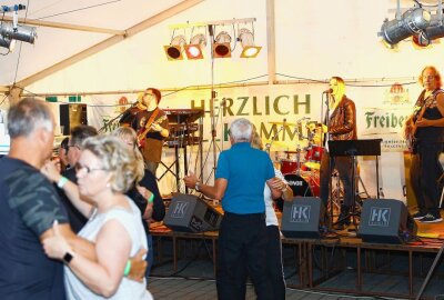 100 Jahre SV Neudorf am Sportplatz an der Richterstraße - Die Thalheimer Band "Gipsy" spielte am Samstagabend im Festzelt auf und die Neudorfer schwangen das Tanzbein. Foto: Thomas Fritzsch/PhotoERZ
