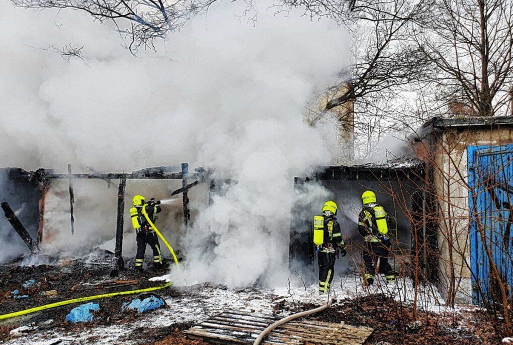 Rauchsäule bei Garagenbrand in Chemnitz. Foto: Harry Härtel