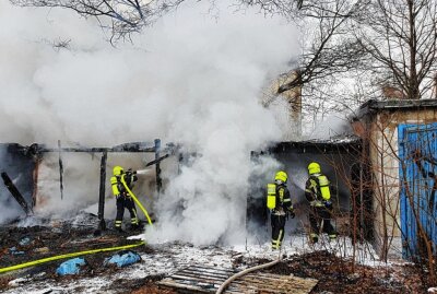 100 Meter hohe Rauchsäule: Brandstiftung in Altchemnitz - Rauchsäule bei Garagenbrand in Chemnitz. Foto: Harry Härtel