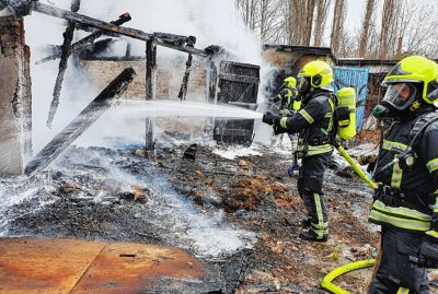 100 Meter hohe Rauchsäule: Brandstiftung in Altchemnitz - Feuerwehrmänner kämpfen gegen das Feuer. Foto Harry Härtel