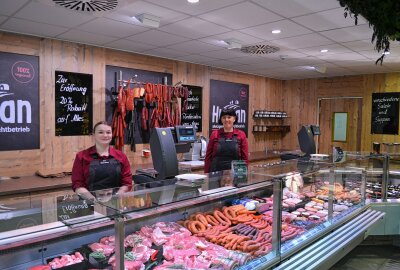 "100 Prozent Regional": Mit diesem Motto will eine Fleischerei in Zwickau punkten - Adelina Sfinjari (l.) und Jana Schamber verkaufen in der neuen Filiale in Eckersbach. Foto: Jürgen Sorge