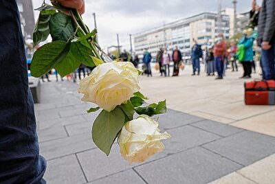 1000 weiße Rosen als Symbol der Solidarität - 28.05.2021, Chemnitz: 1000 weiße Rosen an Orten des jüdischen Lebens in Chemnitz eine weiße Rose niederzulegen. Foto: Harry Härtel/ haertelpress