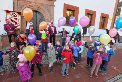 11:11 Uhr: Zepter-Übergabe am alten Rathaus in Meerane - Luftballon-Start soll Tradition werden zum 11.11.in Meerane - und zum Abschluss gibt es noch für jeden Besucher eine Pfannkuchen. Und für die Kinder einen halben! Foto: Andreas Kretschel