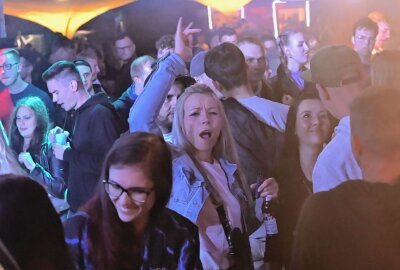 11. Electric Summer Night: Tanz, Beats und Partyfieber - Die Electric Summer Night in Sosa hat 600 Besucher angelockt. Foto: Ralf Wendland