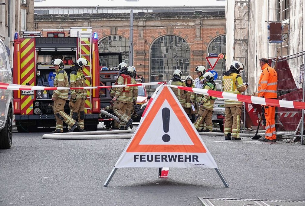 11 Kilo schwere Gasflasche brennt - unkontrollierter Gasaustritt - In Dresden musste die Feuerwehr ausrücken. Aus einer Propangasflasche trat der Inhalt aus. Foto: Roland Halkasch