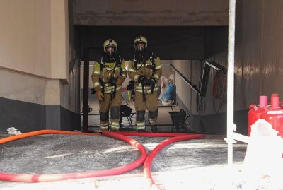 11 Kilo schwere Gasflasche brennt - unkontrollierter Gasaustritt - In Dresden musste die Feuerwehr ausrücken. Aus einer Propangasflasche trat der Inhalt aus. Foto: Roland Halkasch