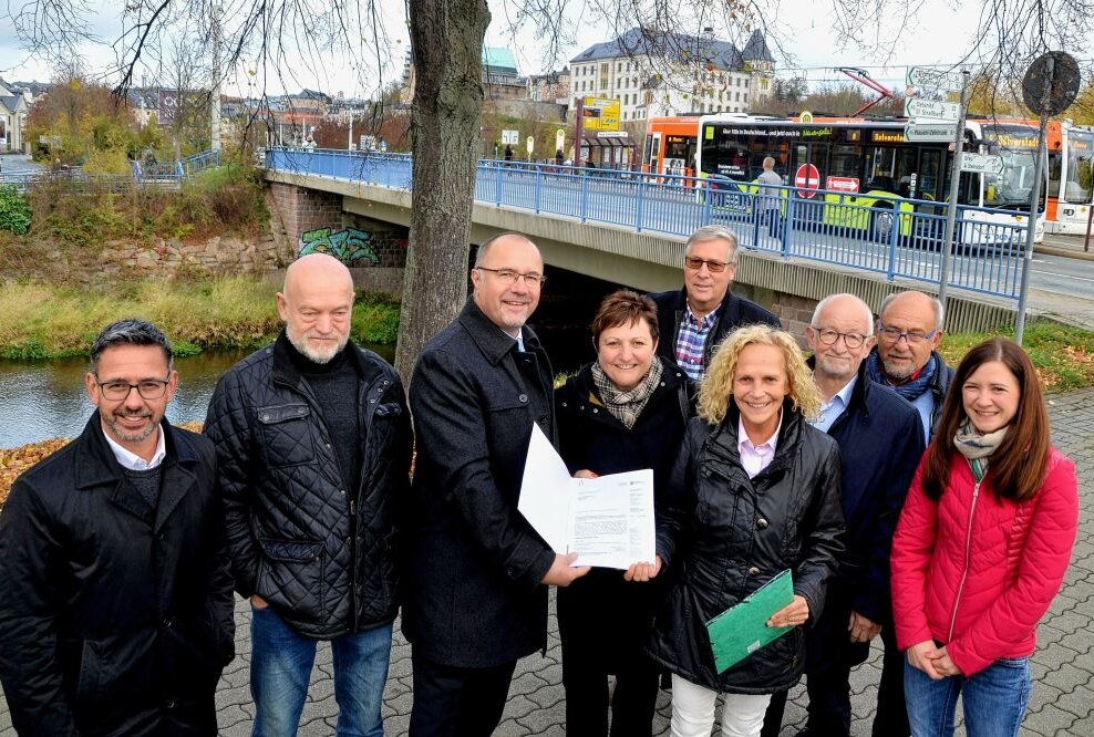 12 Millionen Euro für die Elsterbrücke - Große Freude bei allen Politikern. Die Neue Elsterbrücke wird saniert.Foto: Karsten Repert