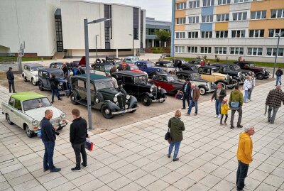 120 Oldtimer rollten von Zwickau bis nach Chemnitz - Die Fahrzeuge vor dem Start der Tour auf dem Campus Scheffelstraße. Foto: WHZ/Ronny Häupl