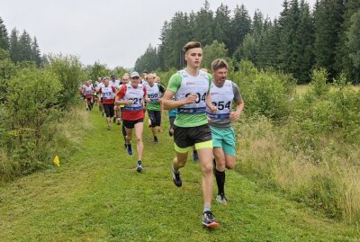127 Finisher beim Kirmeslauf in Grünbach - Albert-Christhard Hyneck vom TSV 1883 Benshausen (vorn) hat beim Kirmeslauf in Grünbach die 10-Kilometer gewonnen. Foto: Ralf Wendland