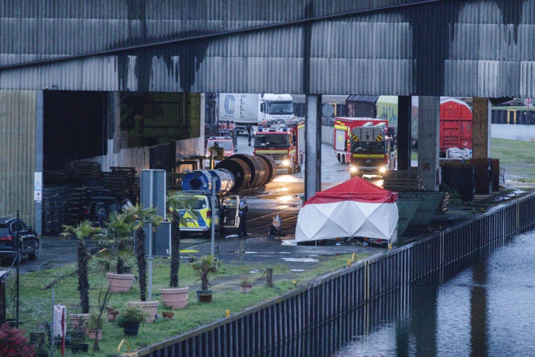 13-Jähriger soll Obdachlosen getötet haben - Spurensicherung im Dortmunder Hafen am 4. April nach dem Tod eines Obdachlosen.