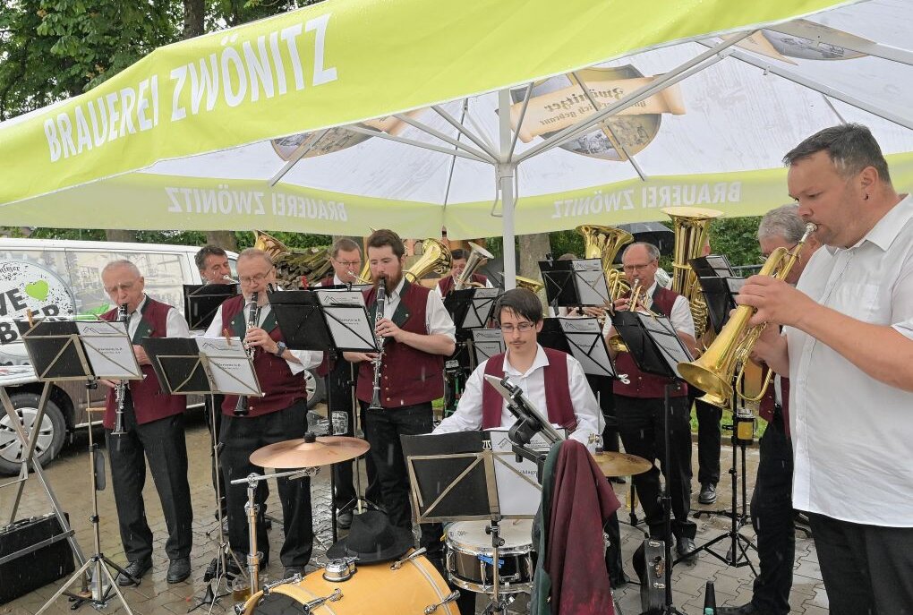 13 Musikpunkte in der Innenstadt: So lief die Fête de la Musique in Zwönitz - Bei der Fête de la Musique in Zwönitz sind auch die Erzgebirgischen Blasmusikanten aufgetreten. Foto: Ralf Wendland