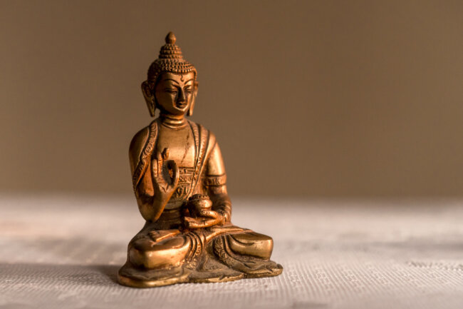 Der Buddha symbolisiert eine Person, die Erleuchtung, das Bohdi (Erwachen), aus eigener Kraft fand. Der Begriff kommt aus dem Buddhismus und entstammt der Lebensgeschichte des indischen Siddharta Gautamas, dem Mitbegründer der Religion.  Die Reinheit und Vollkommenheit des Geistes steht an erster Stelle.