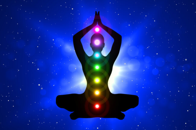 In verschiedenen Religionen, wie dem Hinduismus und Buddhismus, geht man davon aus, dass es im menschlichen physischen Körper verschiedene Energiezentren gibt, die durch Kanäle verbunden sind. Entlang der Wirbelsäule sitzen sieben Hauptenergiezentren. Vor allem im Yoga werden die sieben Chakren geöffnet: Sahasrara (Kronenchakra), Ajna (Stirnchakra), Vishuddra (Hals- und Kehlchakra), Anahata (Herzchakra), Manipura (Nabel- oder Solarplexuschakra), Svadhisthana (Sakral- oder Sexualchakra), Muladhara (Wurzelchakra).