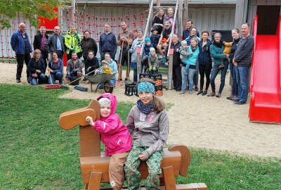 15.000 Ehrenamtliche beim 17. Spielplatzputz im Einsatz - Zu Besuch in der Kita Sommerpferdchen in Poppengrün. Foto: Karsten Repert