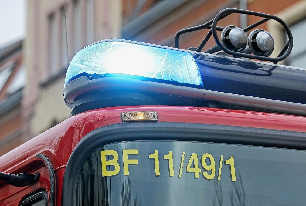15.000 Euro Schaden nach Kellerbrand in Zwickau - Die Kameraden der Feuerwehr konnten den Brand im Keller des Hauses rasch löschen. Symbolbild: Ralph Köhler/Propicture