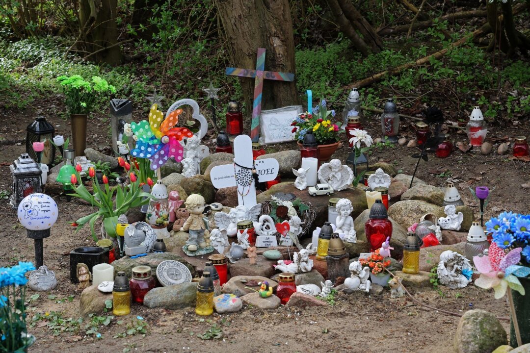 15-Jähriger wegen Mordes an kleinem Joel verurteilt - Kreuze, Figuren, Kerzen und Blumen stehen an der Stelle, wo der sechsjährige getötete Joel gefunden wurde.