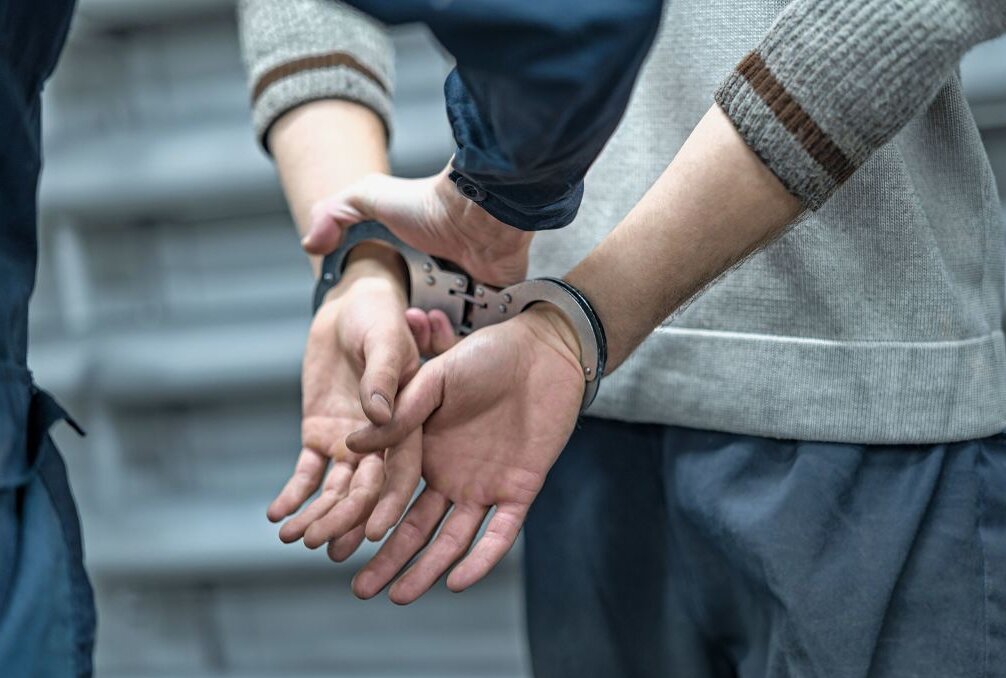 15- und 16- Jähriger nach schwerem Raub in Jugendstrafanstalt - Gegen die beiden Jugendlichen wurde ein Haftbefehl erlassen. Symbolbild. Foto: Adobe Stock