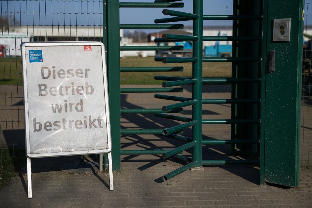 158. Streiktag bei Recycling-Betrieb SRW - Ein Schild mit der Aufschrift "Dieser Betrieb wird bestreikt" steht am Drehkreuz vor dem Recycling-Betrieb SRW.
