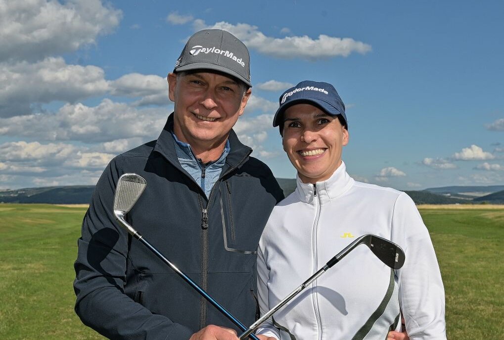 16 Golf-Aktive bei Krebshilfe-Turnier in Bad Schlema - Frank Karapetow (li.) ist Sieger der Netto-Klasse B und Ina Winterstein Siegerin der Netto-Klasse C.Foto: Ralf Wendland