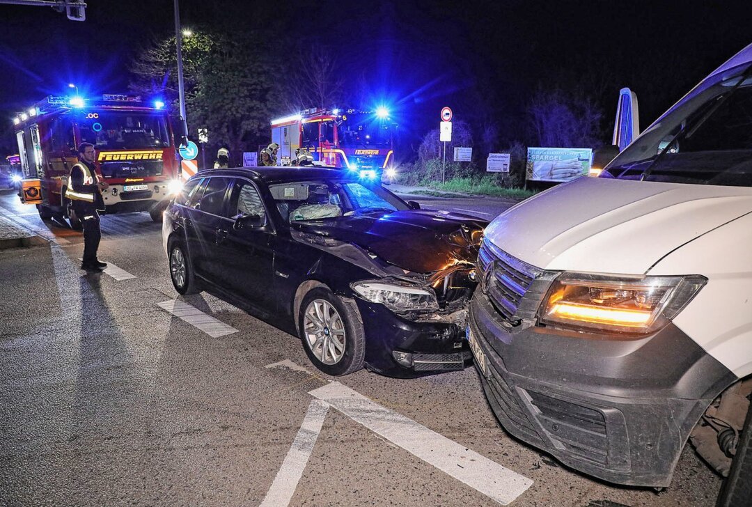 16-jährige Beifahrerin bei Unfall unter Schwerverletzten - Bei einem Unfall in Lockwitz sind am Donnerstagabend zwei Menschen schwer verletzt worden. Foto: Roland Halkasch