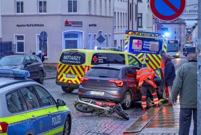 16-jähriger Mopedfahrer bei Unfall in Meerane schwer verletzt - Am Mittwochvormittag kam es auf der Chemnitzer Straße zu einem Verkehrsunfall zwischen einem PKW und einem Moped. Foto: Andreas Kretschel