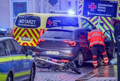 16-jähriger Mopedfahrer bei Unfall in Meerane schwer verletzt - Am Mittwochvormittag kam es auf der Chemnitzer Straße zu einem Verkehrsunfall zwischen einem PKW und einem Moped. Foto: Andreas Kretschel