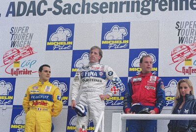 160 Jahre Opel - vom Nähmaschinen- zum Autohersteller - Beim STW-Rennen 1997 auf dem Sachsenring wurde Uwe Alzen (rechts neben Laurent Aiello und Sieger Joachim Winkelhock) Dritter. Foto: Thorsten Horn