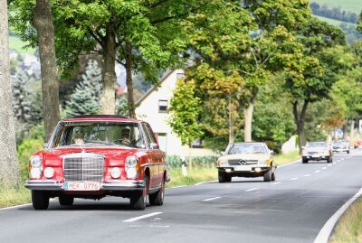 162 Oldtimer rollten durchs Erzgebirge - Von Königswalde aus steuerten die Fahrzeuge Grumbach an. Foto: Thomas Fritzsch/PhotoERZ
