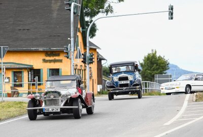 162 Oldtimer rollten durchs Erzgebirge - Von der Morgensonne ging es Richtung Königswalde. Foto: Thomas Fritzsch/PhotoERZ