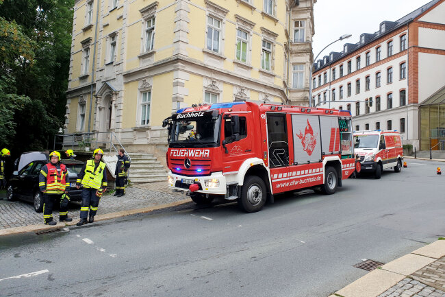17 Feuerwehrleute im Einsatz: PKW-Brand in Annaberg-Buchholz - Vermutlich wurde der Brand im Motorbereich durch einen technischen Defekt ausgelöst.