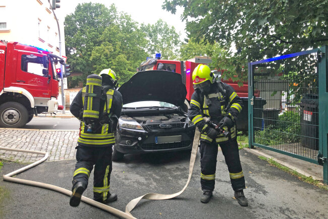 17 Feuerwehrleute im Einsatz: PKW-Brand in Annaberg-Buchholz - Vermutlich wurde der Brand im Motorbereich durch einen technischen Defekt ausgelöst.