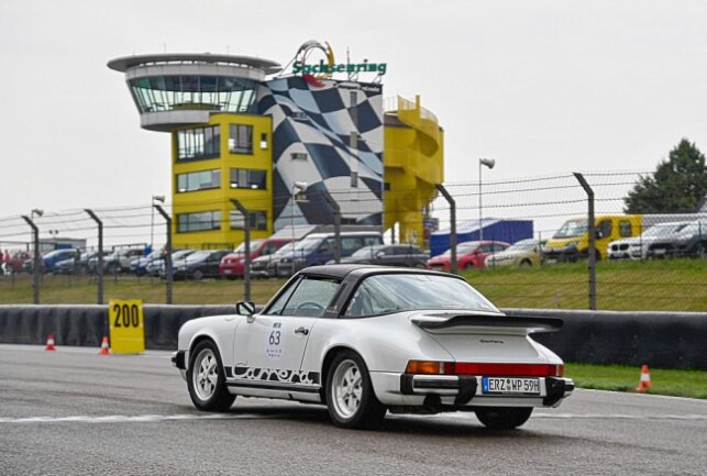 19. Sachsen Classic gestartet - Porsche vorm Wahrzeichen des Sachsenrings. Foto: Thorsten Horn