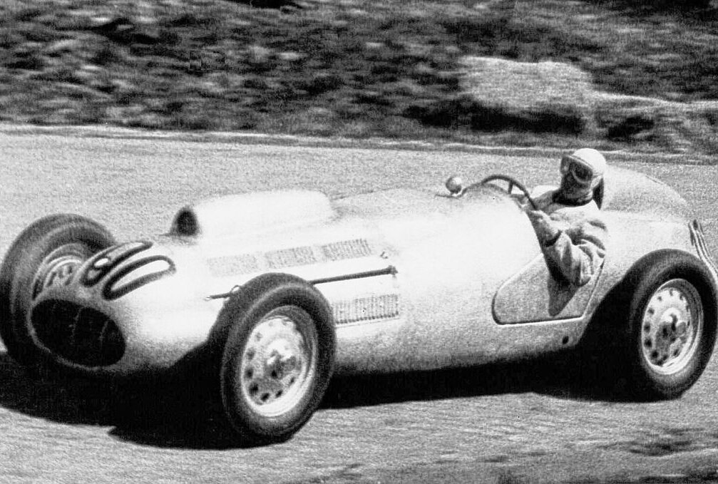 1951 erstmals zwei Rennen auf dem Sachsenring - Paul Greifzu bei seiner Siegesfahrt auf dem Sachsenring 1951. Foto: Günter Geyler/Archiv Thorsten Horn