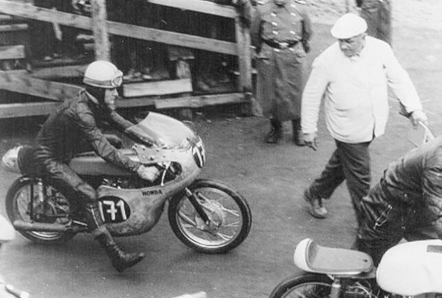 1961 kam die Motorrad-WM erstmals auf den Sachsenring und so auch der Weltstar Mike Hailwood. Foto: Günter Horn