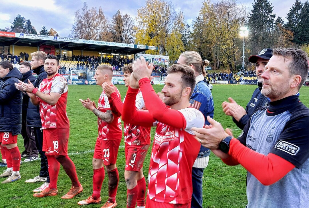 2:0-Sieg in Auerbach: FSV Zwickau zieht ins Viertelfinale ein - Hier gibt's ein paar Impressionen vom Zwickauer 2:0-Pokalerfolg beim VfB Auerbach. Foto: Karsten Repert