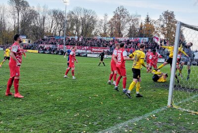 2:0-Sieg in Auerbach: FSV Zwickau zieht ins Viertelfinale ein - Hier gibt's ein paar Impressionen vom Zwickauer 2:0-Pokalerfolg beim VfB Auerbach. Foto: Karsten Repert