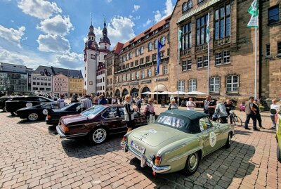 2. Sächsische Meister-Classic endet auf dem Markt - Auf dem Marktplatz  hatten die Chemnitzer die Möglichkeit die wunderschönen Fahrzeuge automobiler Zeitgeschichte zu bestaunen. Foto: Harry Härtel