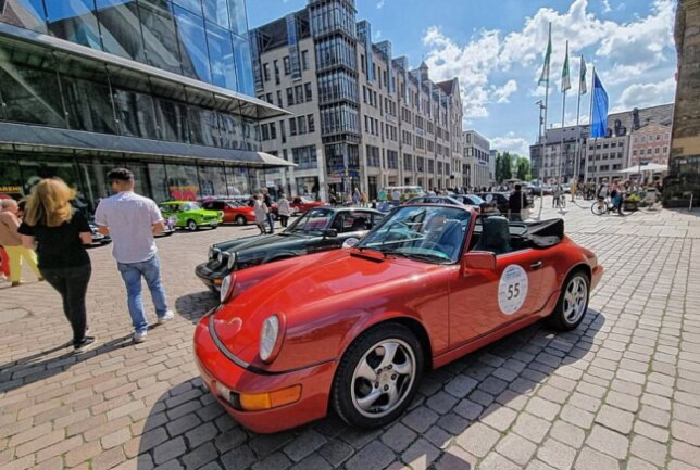 Auf dem Marktplatz  hatten die Chemnitzer die Möglichkeit die wunderschönen Fahrzeuge automobiler Zeitgeschichte zu bestaunen. Foto: Harry Härtel