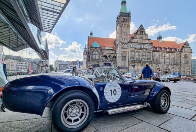 Auf dem Marktplatz  hatten die Chemnitzer die Möglichkeit die wunderschönen Fahrzeuge automobiler Zeitgeschichte zu bestaunen. Foto: Harry Härtel