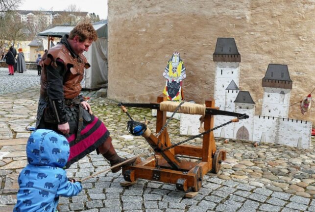 20. Mittelalterspektakel: Ritter und Gaukler erobern Schloss Wildeck - Für kleine Besucher gab es dieses Katapult. Foto: Andreas Bauer