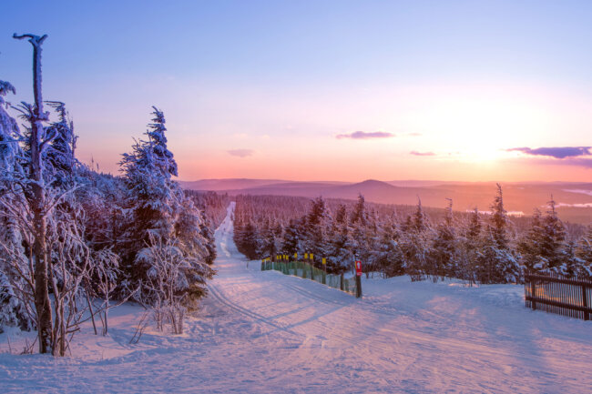20 Skigebiete in Sachsen auf einen Blick - Winter-Sonnenuntergang über Oberwiesenthal.