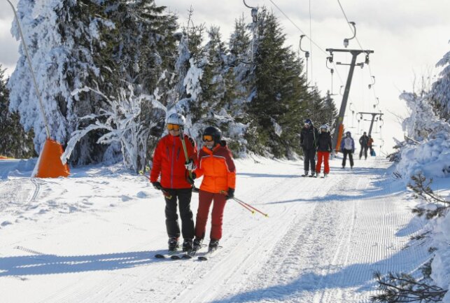 20 Skigebiete in Sachsen auf einen Blick - Das Skigebiet im Kurort Oberwiesenthal hat wieder geöffnet. Foto: Thomas Fritzsch/PhotoERZ