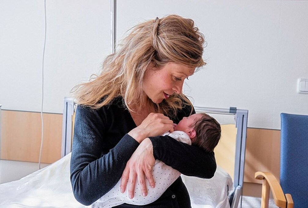 Victoria Neukirch, hier im Arm von Mama Kristina Neukirch, ist das 200. Baby im Jahr 2021 im Auer Helios Klinikum. Foto: Dorothee Sykora, Helios Klinikum Aue