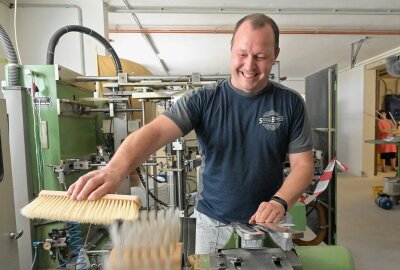 200 Jahre Bürstenregion - Rico Hochmuth, Spezialbürsten Hochmuth aus Stützengrün, pflegt das Handwerk der Bürstenherstellung. Foto: Ralf Wendland