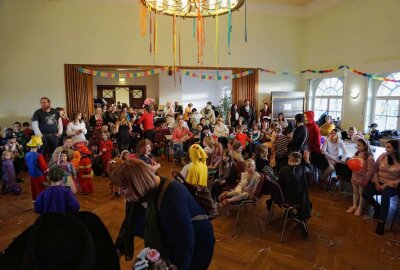 200 Kinder und Jugendliche kamen zur Faschingsfeier in Mittweida - Bereits um 16 Uhr ist kaum ein Platz im Saal des Schüler-Freizeitzentrums frei gewesen. Foto: Sabine Pfeiffer