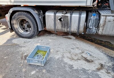 200 Liter Betriebsstoff eines LKW ausgelaufen - Beim Rangieren sind 200 Liter Betriebsstoff eines PKW ausgelaufen. Foto: Harry Härtel/haertelpress.