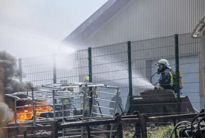 200 Strohballen brennen bei Hitze in Auerbach - Bei Auerbach im Erzgebrige brannten ca. 200 Strohballen. Foto: B&S/Bernd März