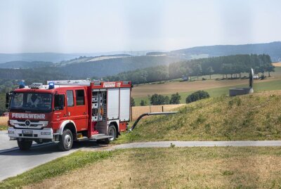 200 Strohballen brennen bei Hitze in Auerbach - Bei Auerbach im Erzgebrige brannten ca. 200 Strohballen. Foto: B&S/Bernd März