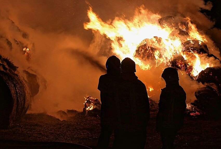 200 Strohballen in Pomßen brennen lichterloh - In Pomßen kam es vergangene Nacht zu einem Brand von ungefähr 200 Strohballen. Foto: Sören Müller