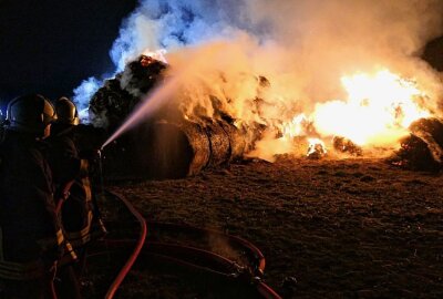 200 Strohballen in Pomßen brennen lichterloh - In Pomßen kam es vergangene Nacht zu einem Brand von ungefähr 200 Strohballen. Foto: Sören Müller